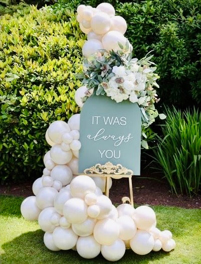 ENTRANCE SIGN WITH BALLOON